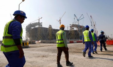 قطر تعتقل عاملاً كتب عن معاناته... والدفاع عن الديمقراطيات تنتصر له