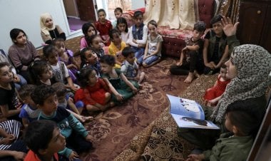 عبر راوية القصص.. لاجئة تبث الأمل في أطفال المخيمات