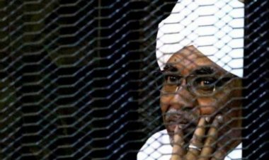 وسط اتهامات للمحكمة... السودان يقرِّر تسليم البشير للجنائية الدولية