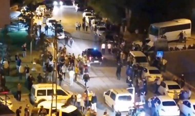 قتال شوارع في أنقرة.. مئات الأتراك يهاجمون محال السوريين ومنازلهم