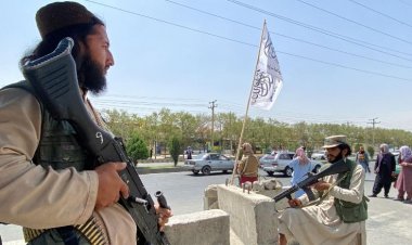 بنادق وسيارات همفي وطائرات... طالبان تحتفل بترسانتها الأمريكية الجديدة