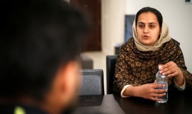 التقطت أنفاسي وعدلت حجابي.. مذيعة تكشف كواليس أول مقابلة مع مسؤول من طالبان