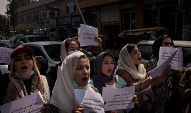قيود طالبان الجديدة تدفع النساء إلى الشوارع