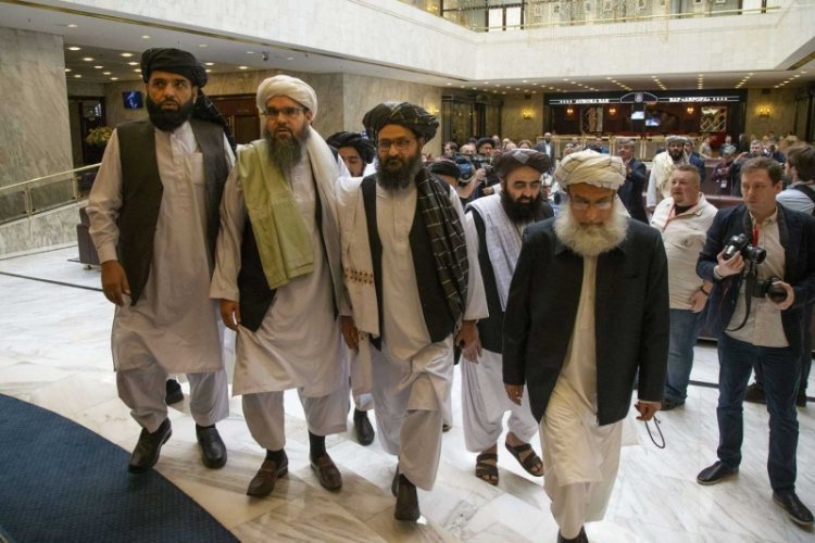 انفجارات متتالية وعراك في القصر الرئاسي.. هل انقلب قادة طالبان على بعضهم؟