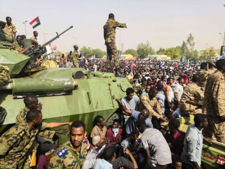 انقلاب فاشل في السودان.. اعتقال عشرات الضباط.. والإخوان في قفص الاتهام