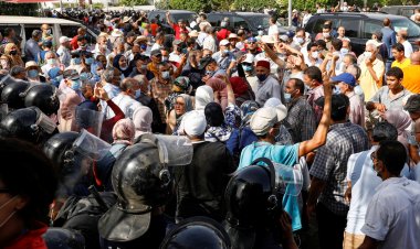 تصعيد في تونس.. نواب النهضة إلى البرلمان والمحتجون يقفون لهم بالمرصاد