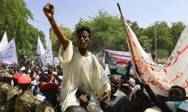 الأزمة الأسوأ والأخطر.. مئات السودانيين يطالبون الجيش بالاستيلاء على السلطة