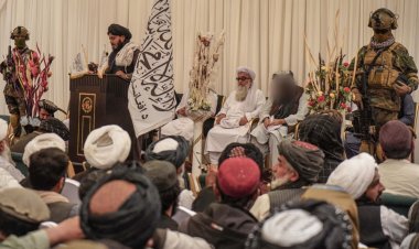 وصفهم بالأبطال.. وزير داخلية طالبان يكرم عائلات الانتحاريين بالمال والأراضي