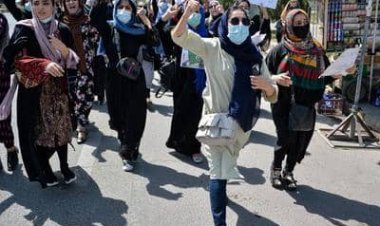 منع الأفغانيات من العمل وضرب الصحفيين.. وجه طالبان الحقيقي يظهر مبكرًا