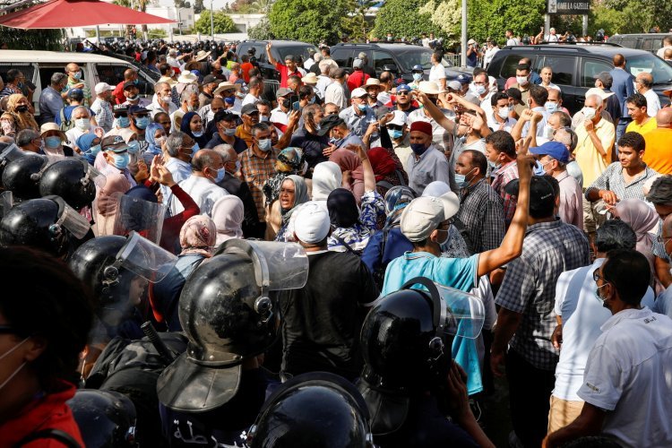 تصعيد في تونس.. نواب النهضة إلى البرلمان والمحتجون يقفون لهم بالمرصاد