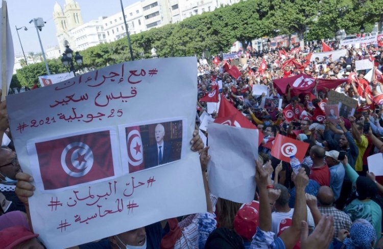تونس.. تحرك شعبي لدعم الرئيس والغنوشي يراهن على الفتنة