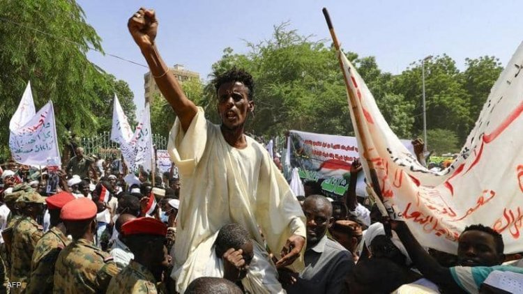 الأزمة الأسوأ والأخطر.. مئات السودانيين يطالبون الجيش بالاستيلاء على السلطة