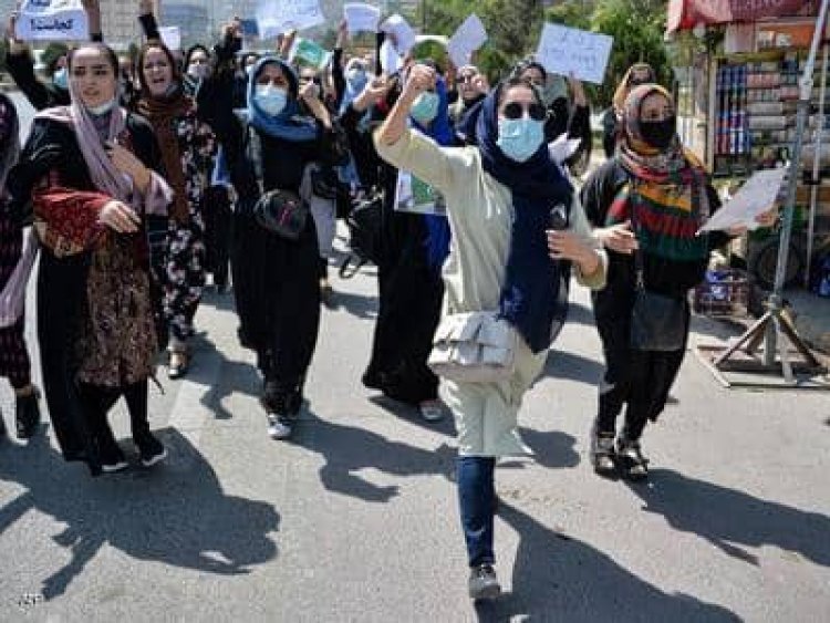 منع الأفغانيات من العمل وضرب الصحفيين.. وجه طالبان الحقيقي يظهر مبكرًا