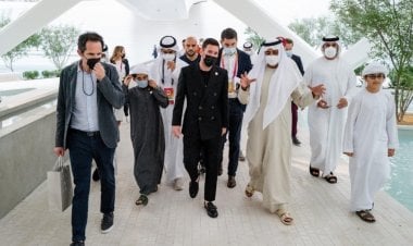 ميسي في إكسبو دبي 2020.. داعب الكرة وأبدى انبهاره بالشلالات