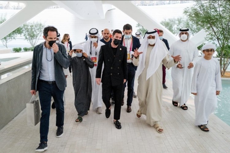 ميسي في إكسبو دبي 2020.. داعب الكرة وأبدى انبهاره بالشلالات