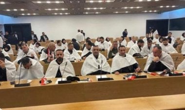كفن الموت وتوك توك.. مشاهد مثيرة في أولى جلسات البرلمان العراقي