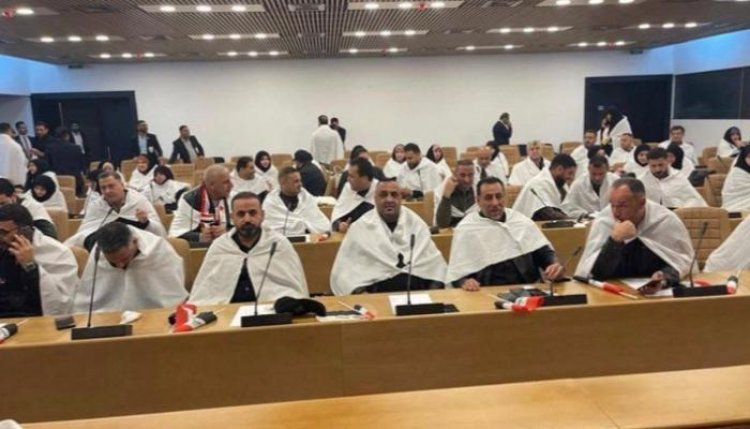 كفن الموت وتوك توك.. مشاهد مثيرة في أولى جلسات البرلمان العراقي
