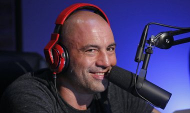 استخدام جو روغان للإهانات العنصرية يزيد الضغط على منصة سبوتيفاي