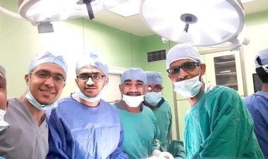 ظل في بطنه 20 يوما.. استخراج هاتف محمول من معدة مصري