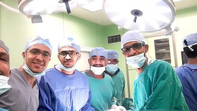 ظل في بطنه 20 يوما.. استخراج هاتف محمول من معدة مصري