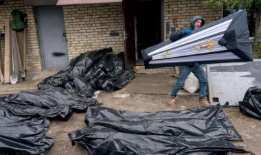 وسط أكوام من الجثث... عائلات تبحث عن أحبائها في بوتشا الأوكرانية