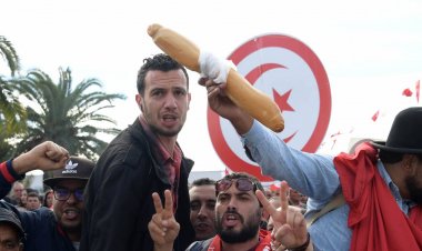 نفد الخبز وارتفع البنزين... معضلة اقتصادية تواجه تونس فما علاقتها بأوكرانيا؟