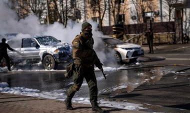 لا نأبه بالخطر... رجال الإطفاء يغامرون بحياتهم في خاركيف الأوكرانية