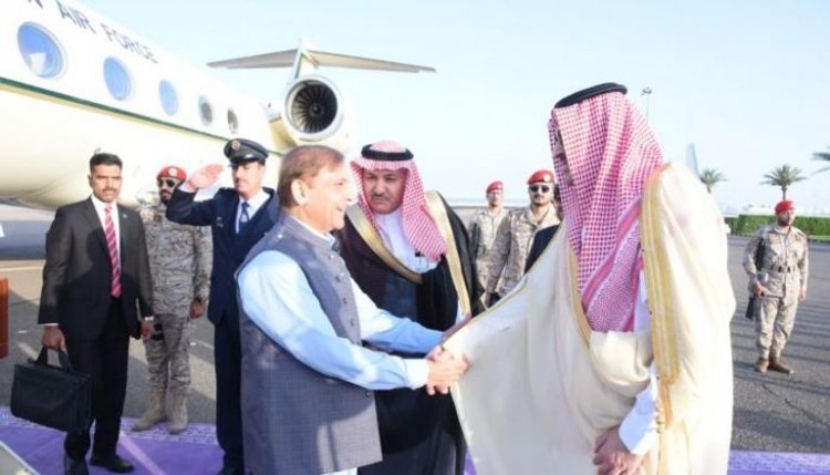 في أول زيارة خارجية... رئيس وزراء باكستان يصل السعودية