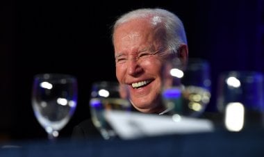 خلال عشاء مراسلي البيت الأبيض... بايدن يسخر من تراجع شعبيته