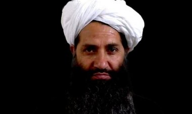 ظهور علني نادر لزعيم طالبان... أخوند زاده في صلاة عيد الفطر
