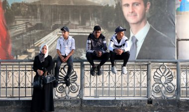 بعد قرار بشار... مئات الأهالي يتجمّعون بانتظار وصول سجناء يشملهم العفو