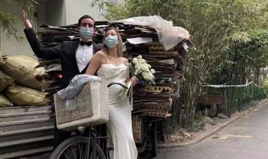 في حفل سريالي... عروسان يعقدان زفافهما بموقف سيارات في شنغهاي