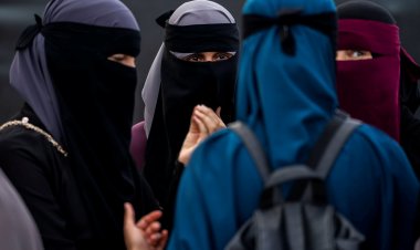 ضربة جديدة لحقوق نساء أفغانستان... طالبان تأمر الأفغانيات بارتداء البرقع