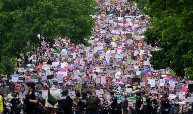 أرفعوا أيديكم عن أجسادنا... آلاف الأميركيين يتظاهرون دفاعًا عن حق الإجهاض