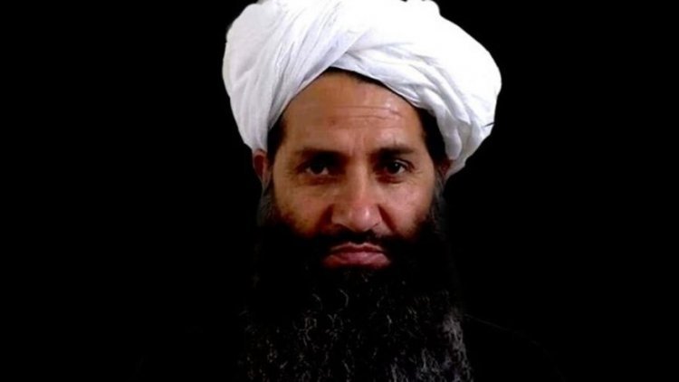 ظهور علني نادر لزعيم طالبان... أخوند زاده في صلاة عيد الفطر