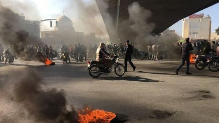 الموت لخامنئي يغزو شوارع إيران... اعتراف حكومي بالاحتجاجات واعتقالات