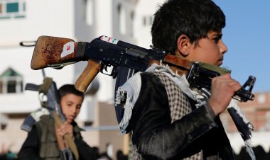 التجنيد مقابل الطعام... مليشيات الحوثي تسرق براءة الأطفال وتدفع بهم كوقود للحرب