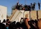 مئات المحتجين يقتحمون البرلمان العراقي دعمًا لمقتدى الصدر