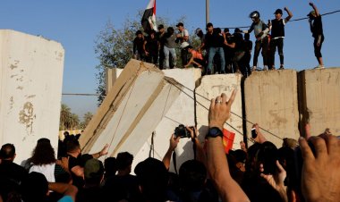 مئات المحتجين يقتحمون البرلمان العراقي دعمًا لمقتدى الصدر