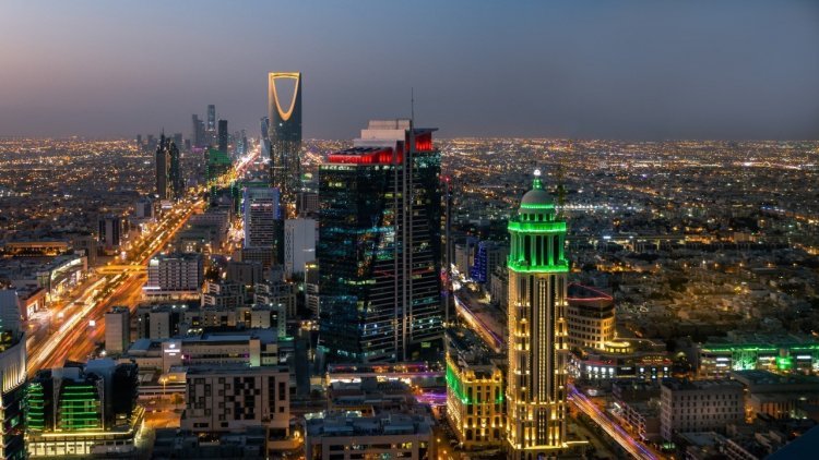 بوليتيكو: كيف تُروِّج شركة علاقات عامة عملاقة للسعوديين؟