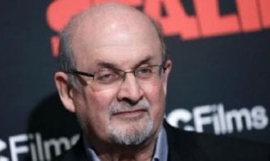 بدأ يتحدث ويمزح.. آخر تطورات الحالة الصحية لسلمان رشدي