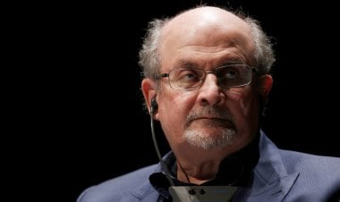 السر في الفصل الـ11 من آيات شيطانية.. لماذا أهدر الخميني دم سلمان رشدي ؟