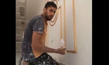 النقّاش الموهوب... مقطع فيديو جعل شابًا حديث مواقع التواصل الاجتماعي في مصر
