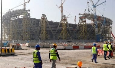 قبل أشهر من كأس العالم... قطر تعتقل عمالاً بسبب احتجاجهم على تأخر الرواتب