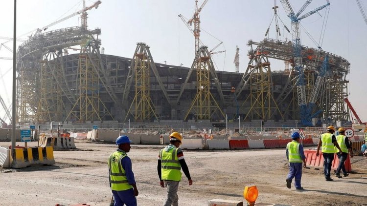 قبل أشهر من كأس العالم... قطر تعتقل عمالاً بسبب احتجاجهم على تأخر الرواتب