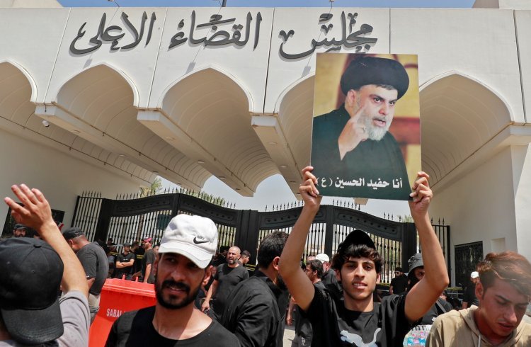أزمة العراق... أنصار الصدر ينصبون خيامهم أمام مجلس القضاء