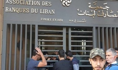 مليارات الدولارات من ودائع العراقيين في لبنان تبخرت.. ما علاقة حزب الله؟