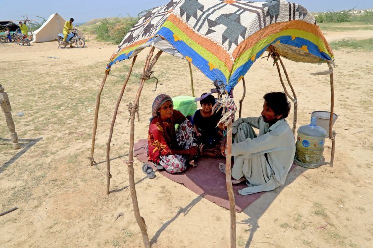 غارقة في المياه والديون... هل زيارة غوتيريش قُبلة حياة لباكستان؟