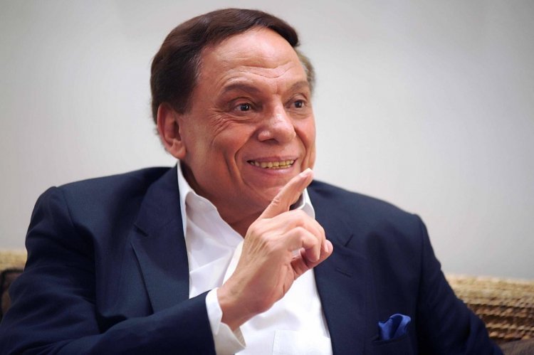 الشائعات تلاحق الزعيم... هل أصيب عادل إمام بمرض أداه في أحد أعماله الفنية؟