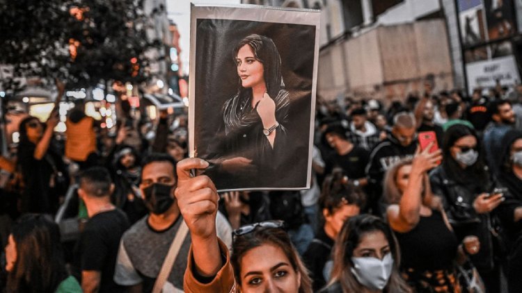 جذوة الاحتجاجات على وفاة مهسا أميني تزداد اشتعالا.. هل تحرق النظام الإيراني؟